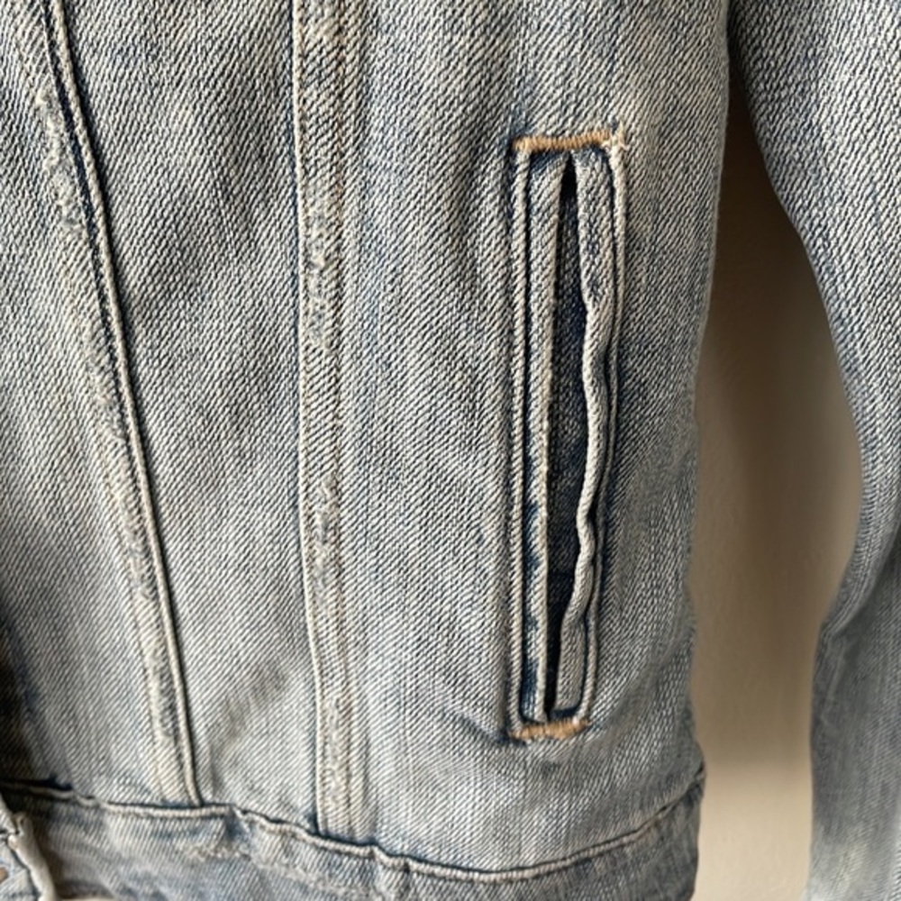 Levi's Light Wash Blue Denim Jacket - Picture 6 of 8